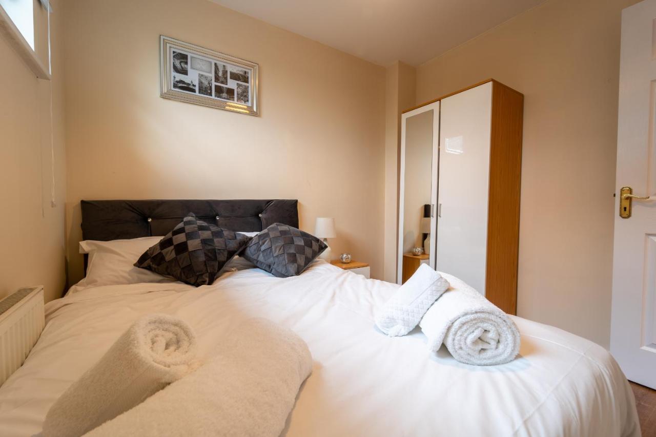 Luxury 2 Bed Apartment - Near Heathrow, Legoland, Windsor Slough Kültér fotó