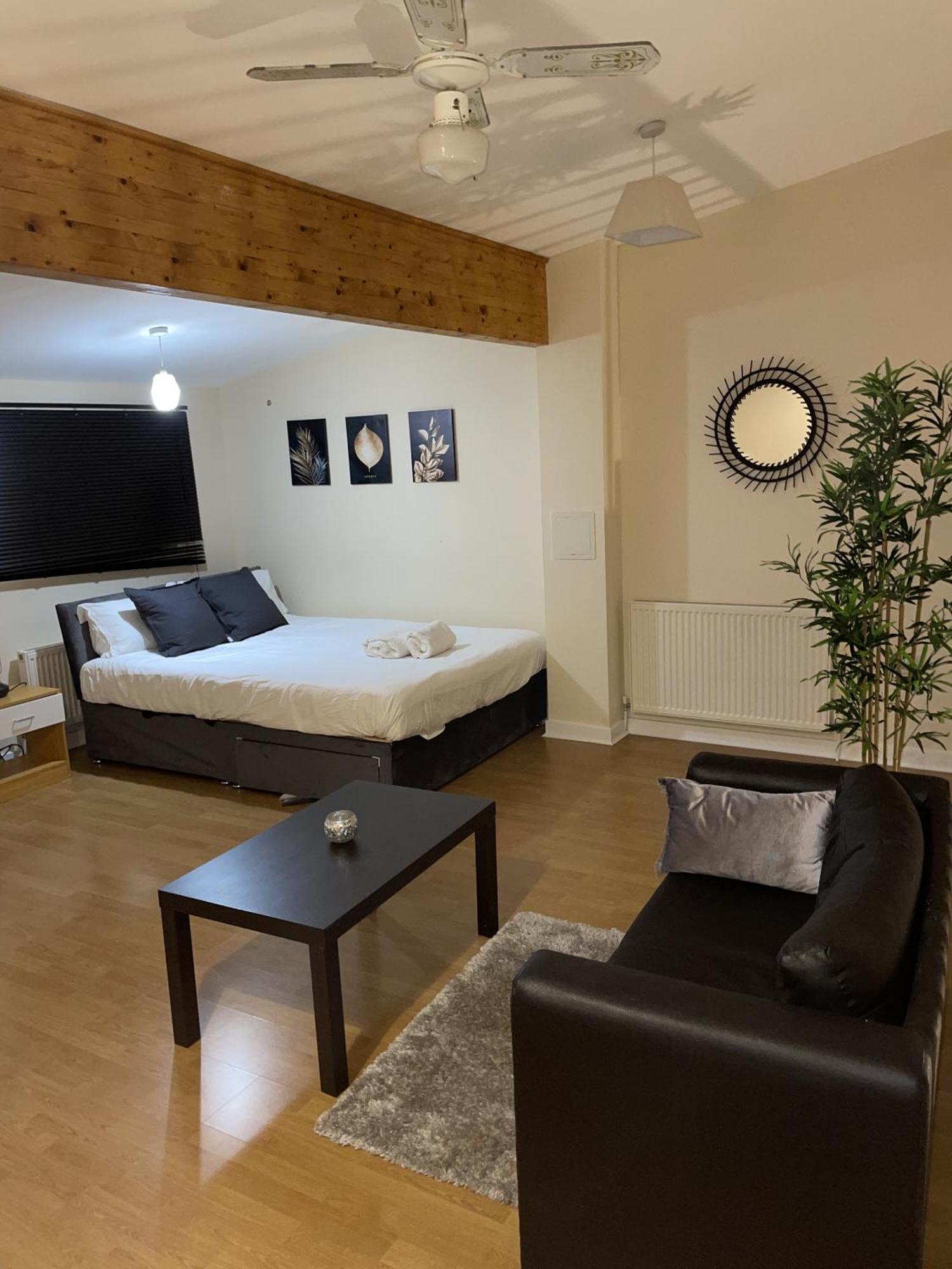 Luxury 2 Bed Apartment - Near Heathrow, Legoland, Windsor Slough Kültér fotó