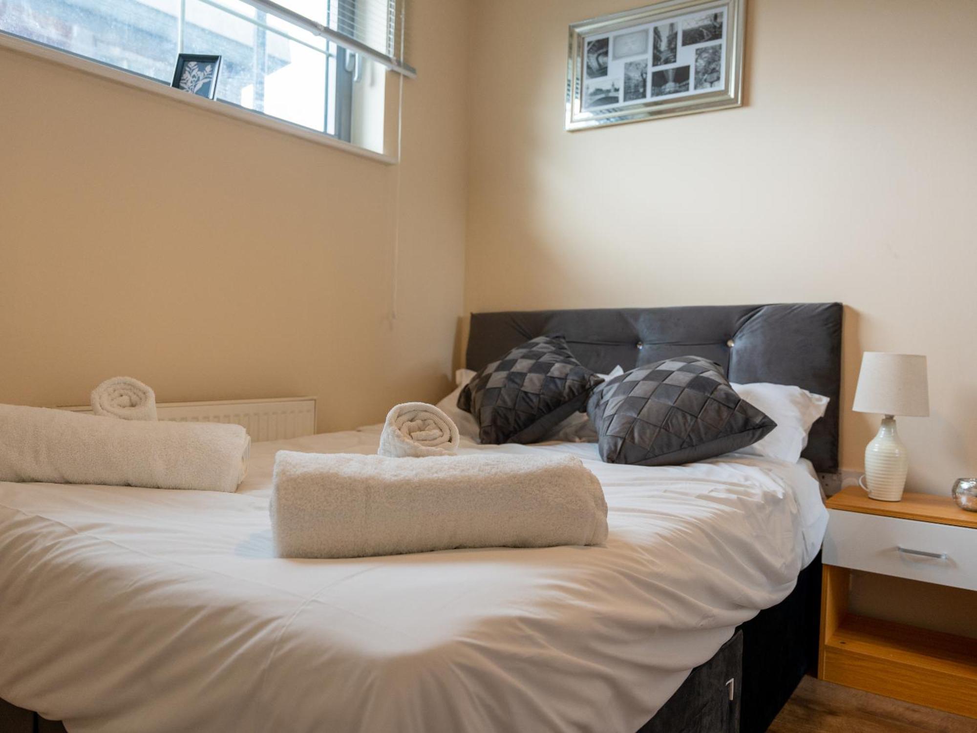 Luxury 2 Bed Apartment - Near Heathrow, Legoland, Windsor Slough Kültér fotó