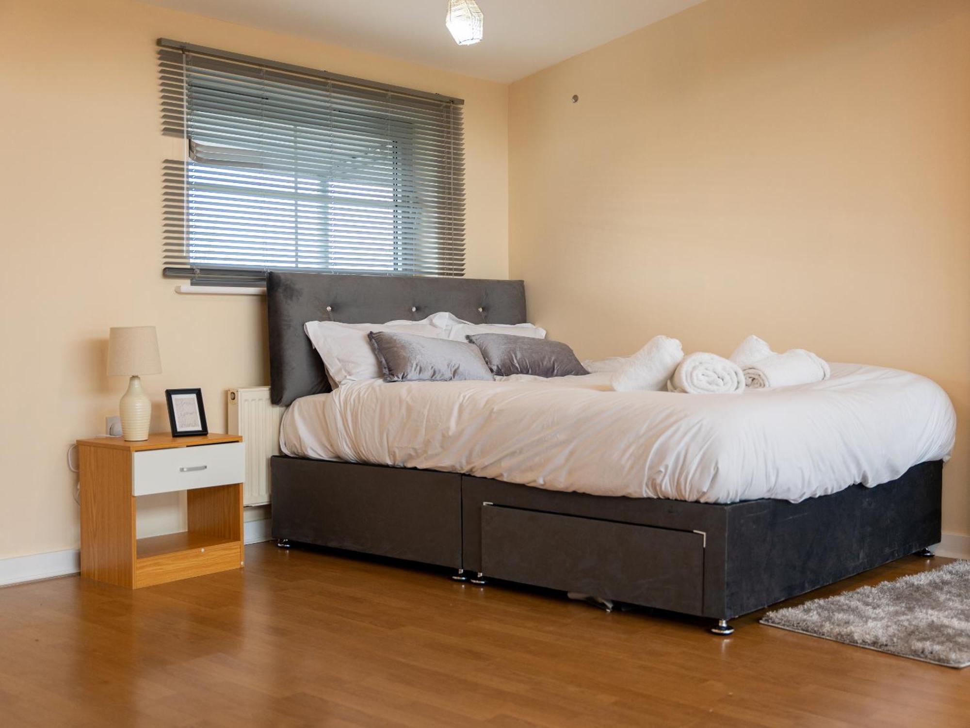 Luxury 2 Bed Apartment - Near Heathrow, Legoland, Windsor Slough Kültér fotó