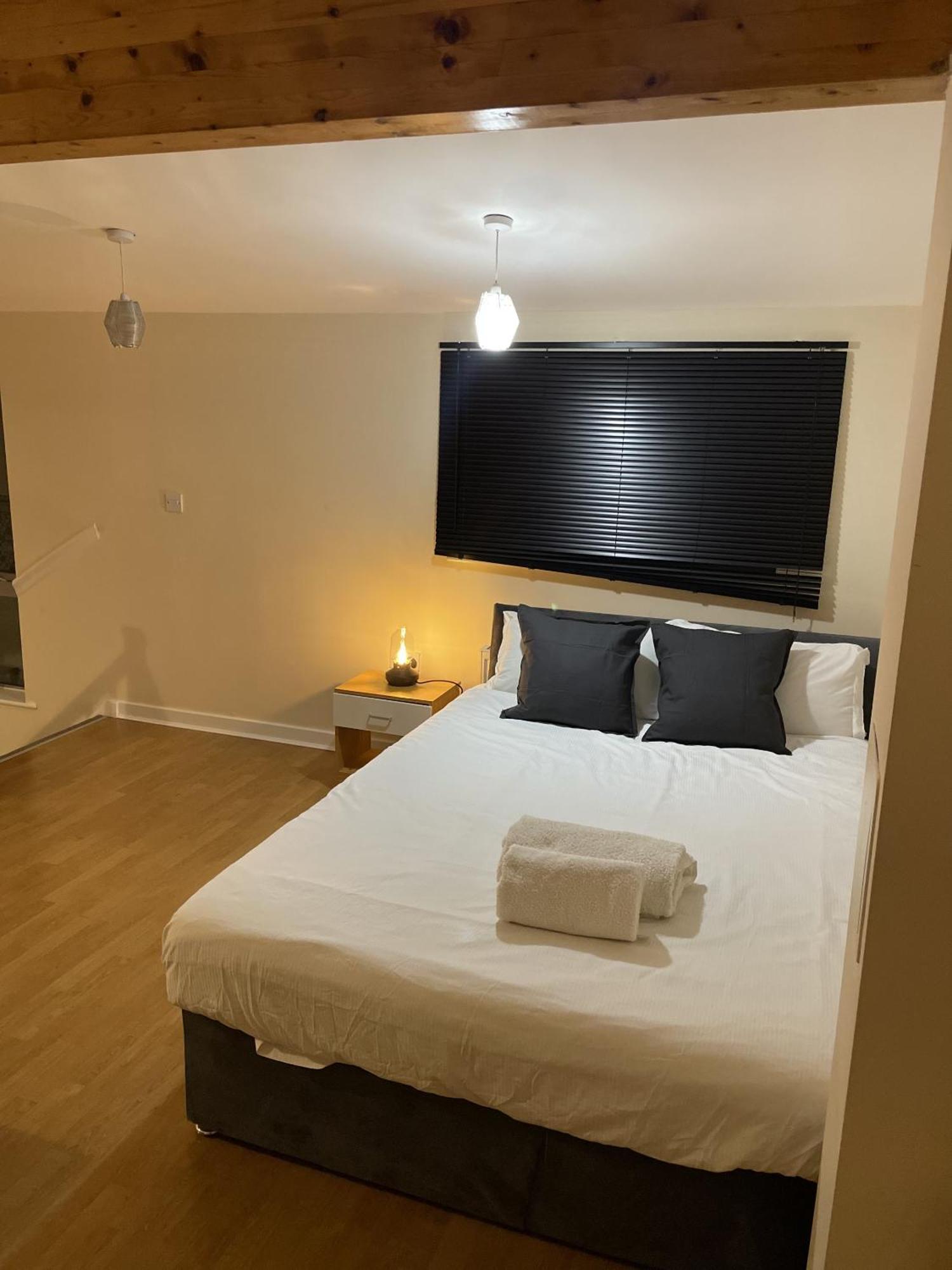 Luxury 2 Bed Apartment - Near Heathrow, Legoland, Windsor Slough Kültér fotó